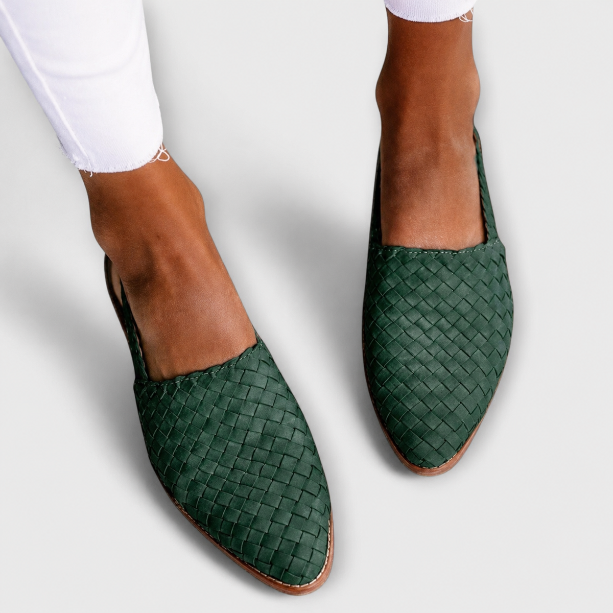 Sandali bassi da donna intrecciati con cinturino slingback