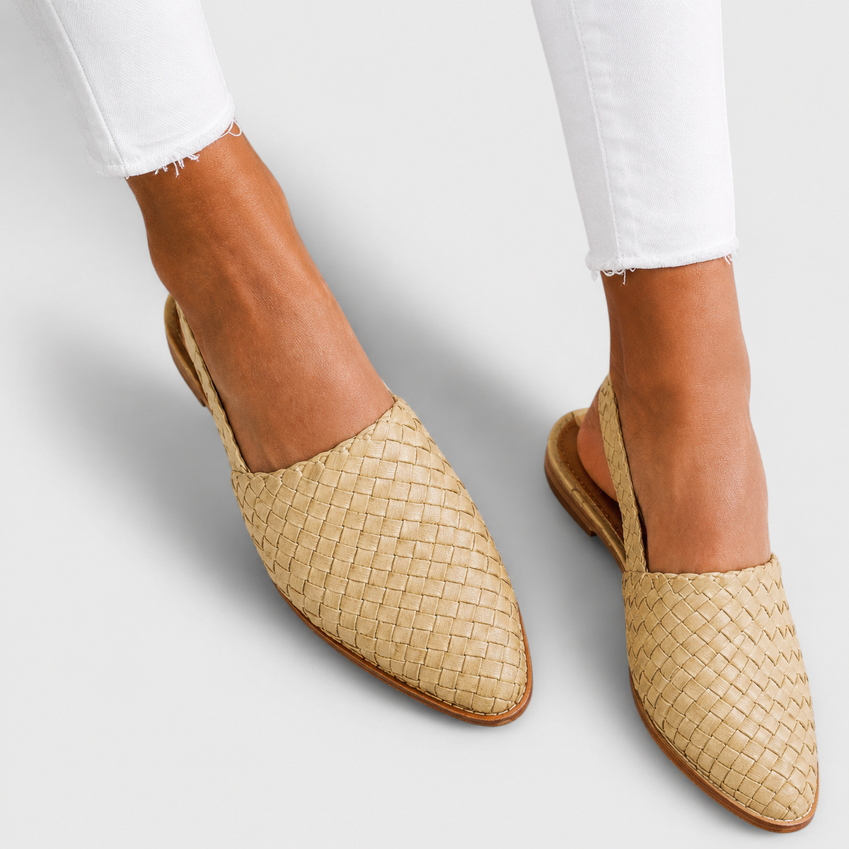 Sandali bassi da donna intrecciati con cinturino slingback