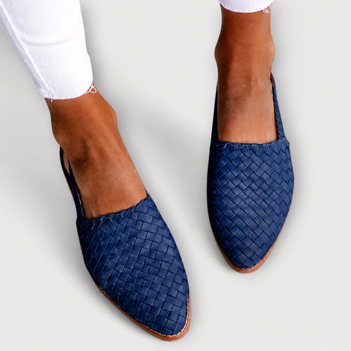 Sandali bassi da donna intrecciati con cinturino slingback
