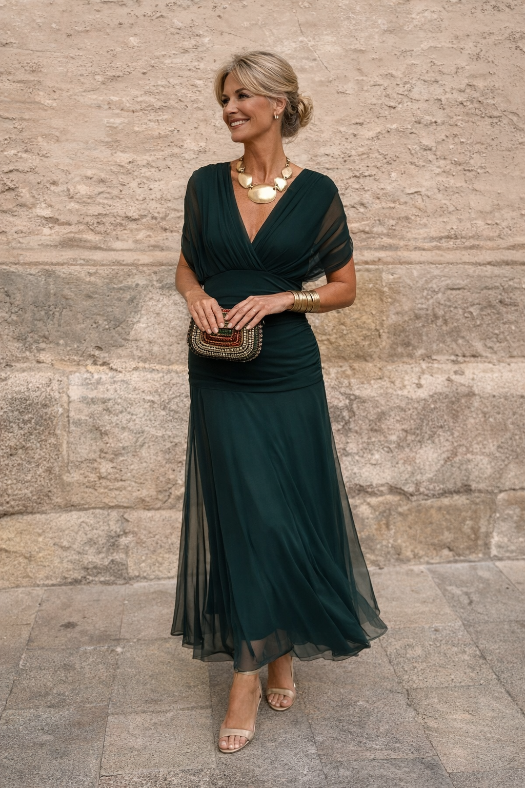 Élégante robe longue fluide en mousseline à épaules dénudées