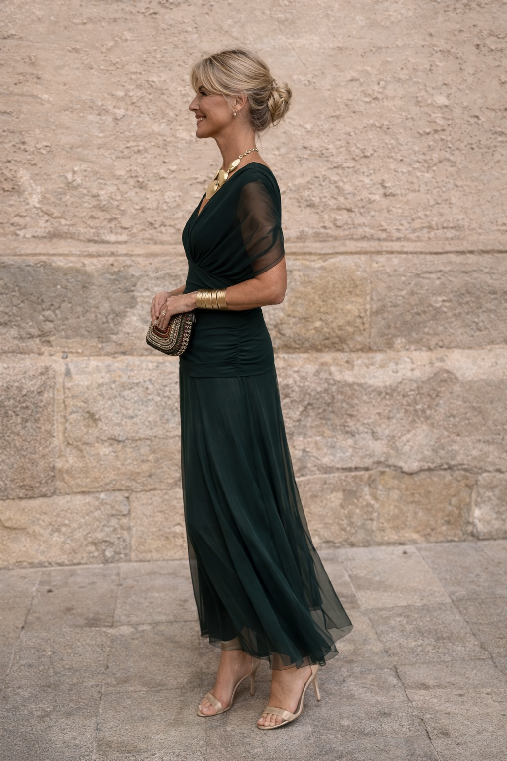 Élégante robe longue fluide en mousseline à épaules dénudées