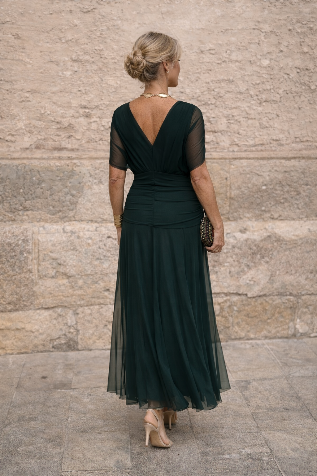 Élégante robe longue fluide en mousseline à épaules dénudées