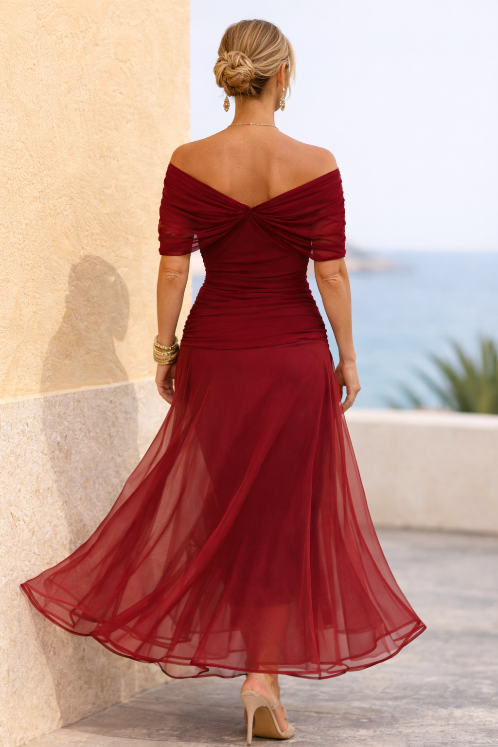 Élégante robe longue fluide en mousseline à épaules dénudées