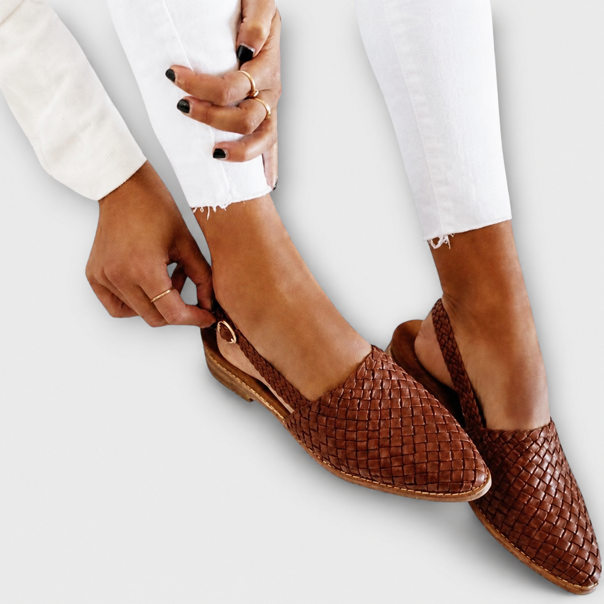 Sandali bassi da donna intrecciati con cinturino slingback