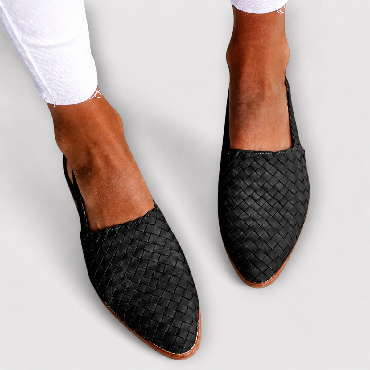 Sandali bassi da donna intrecciati con cinturino slingback