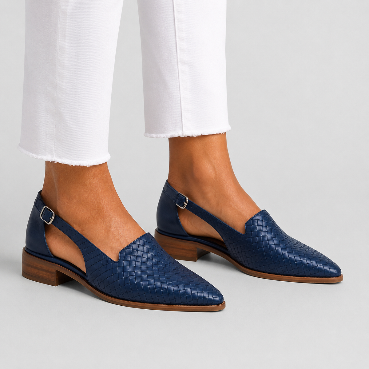 Sandali bassi da donna intrecciati con cinturino slingback