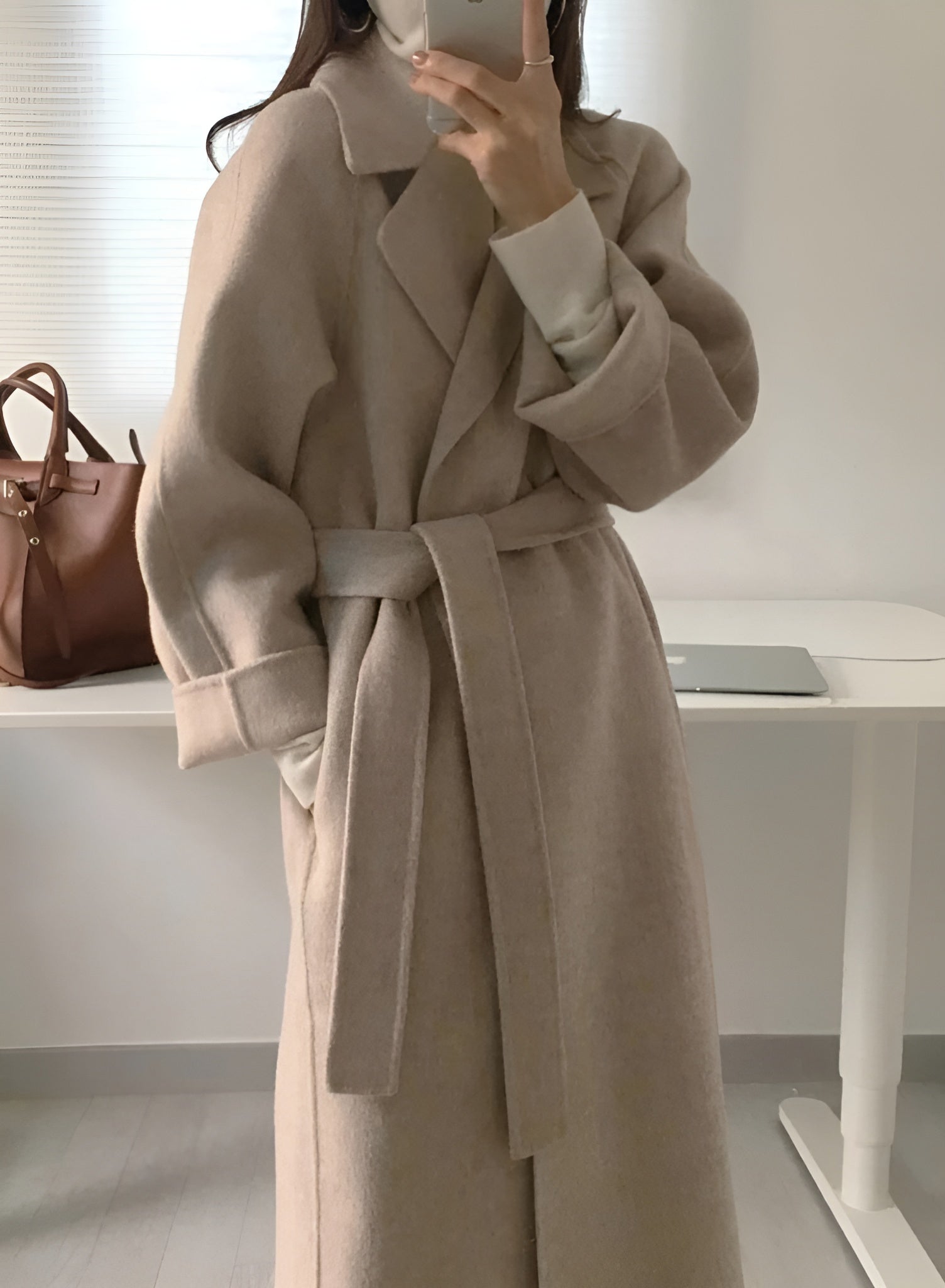 Cappotto lungo avvolgente da donna con cintura e vestibilità comoda