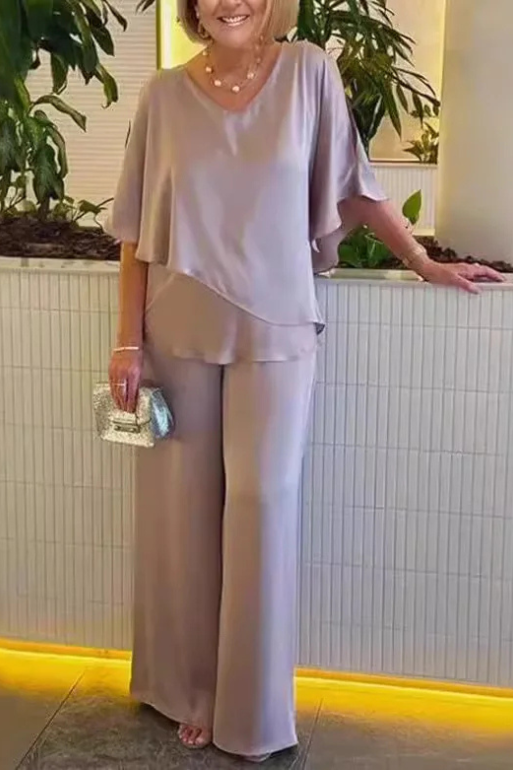 Ensemble élégant pour femme deux pièces : haut à col en V et manches chauve-souris, pantalon à jambes larges