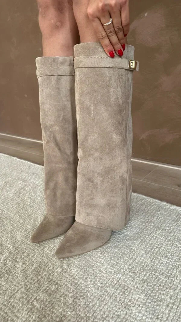 Botas altas de ante para mujer con detalles dorados