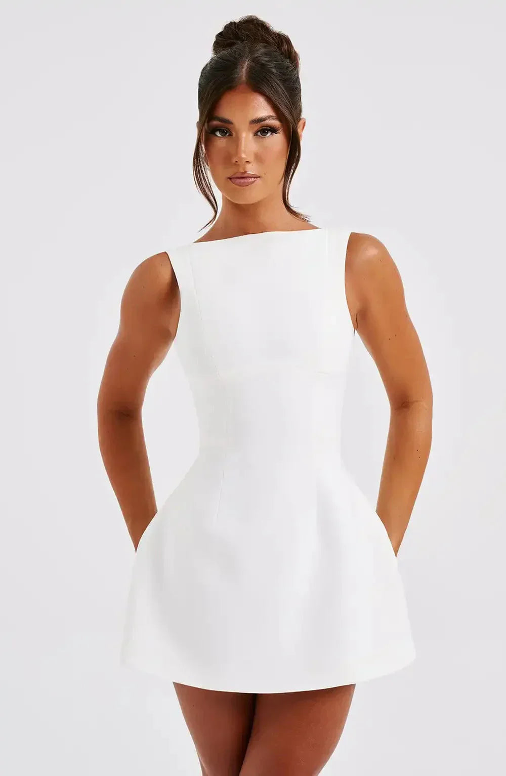 Robe courte structurée pour femme à encolure bateau
