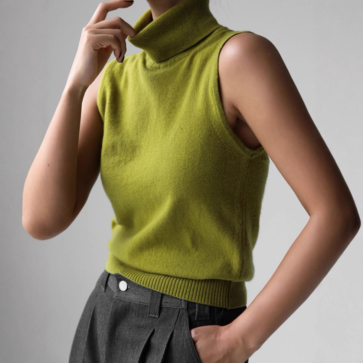 Top tricoté sans manches à col montant pour femme