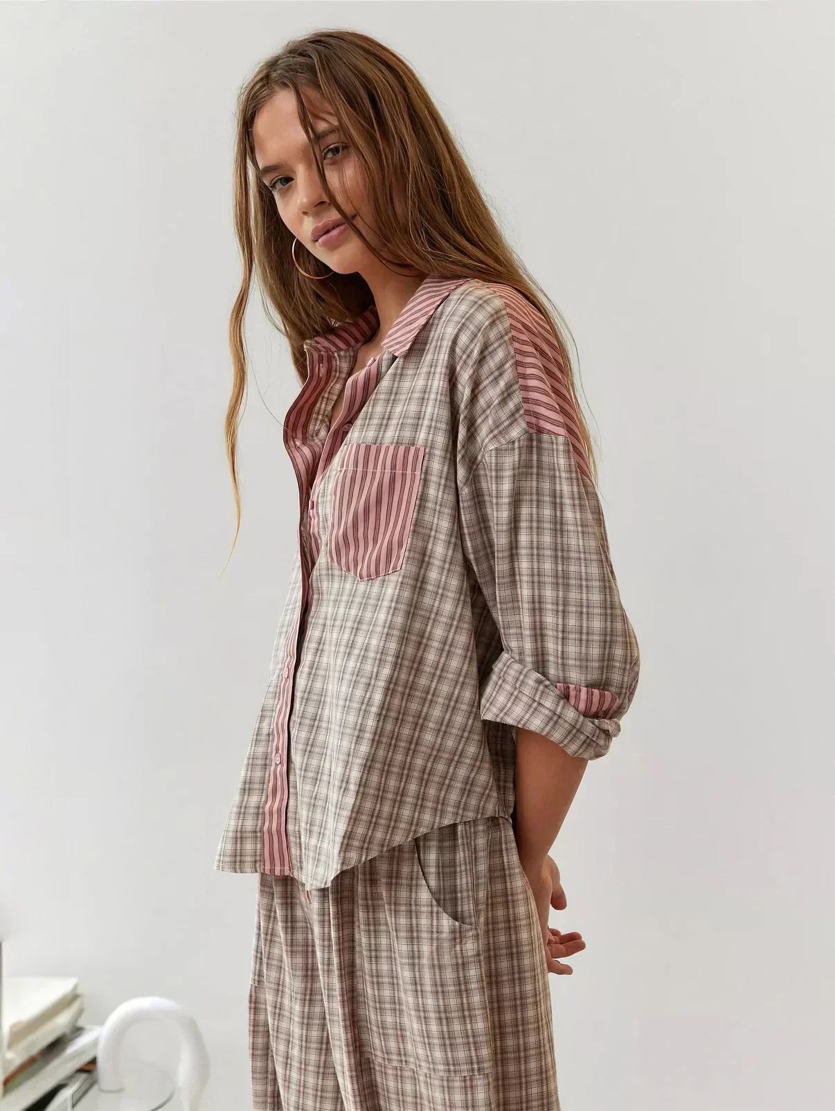 Conjunto de descanso para mujer a cuadros con camisa oversize y pantalones
