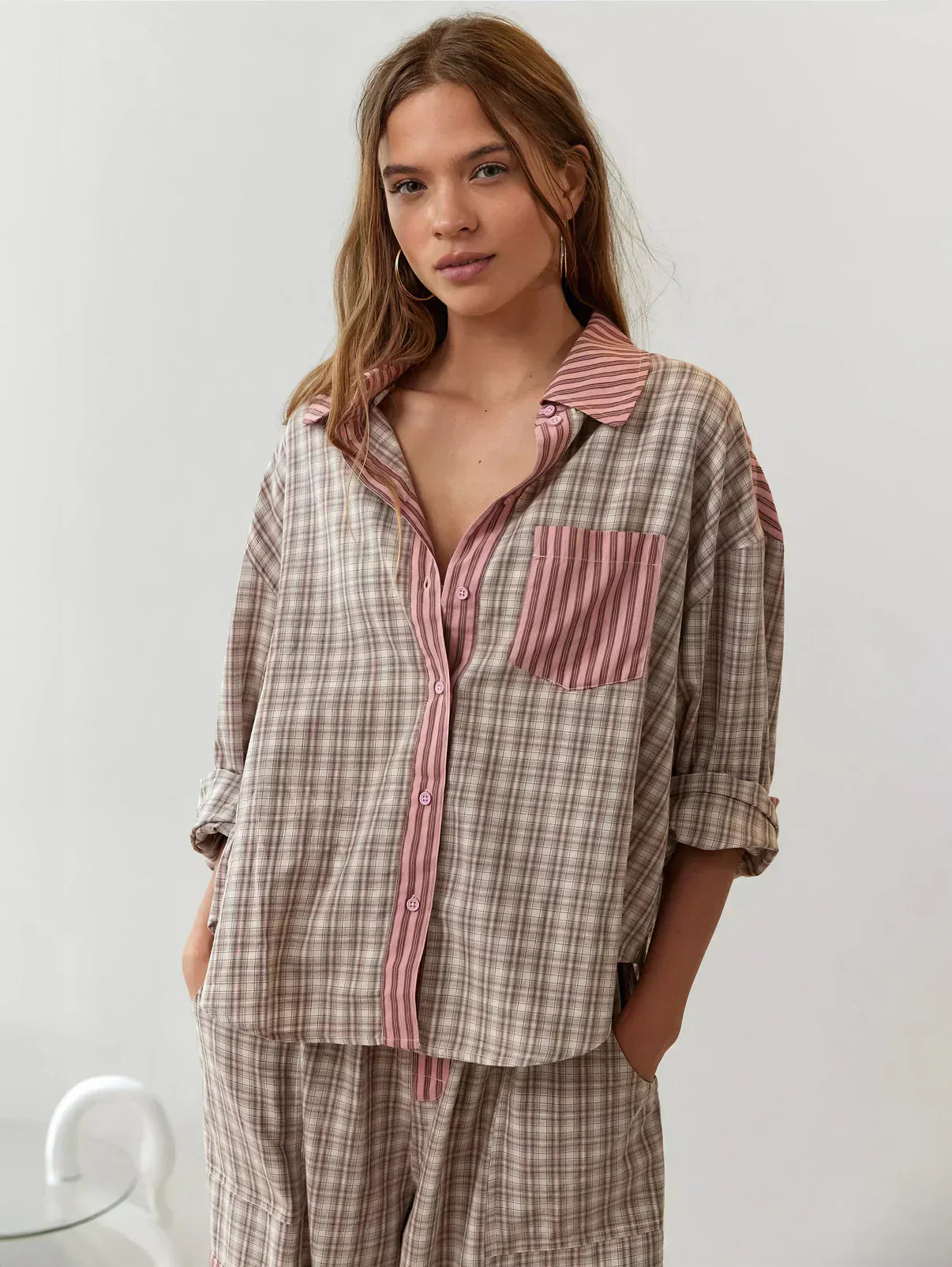 Conjunto de descanso para mujer a cuadros con camisa oversize y pantalones
