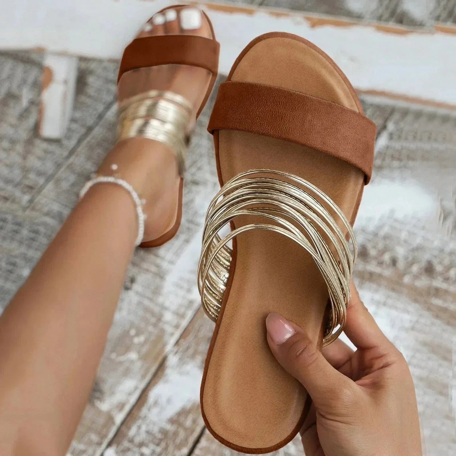 Γυναικεία καλοκαιρινά σανδάλια τύπου slip-on με επίπεδη σόλα