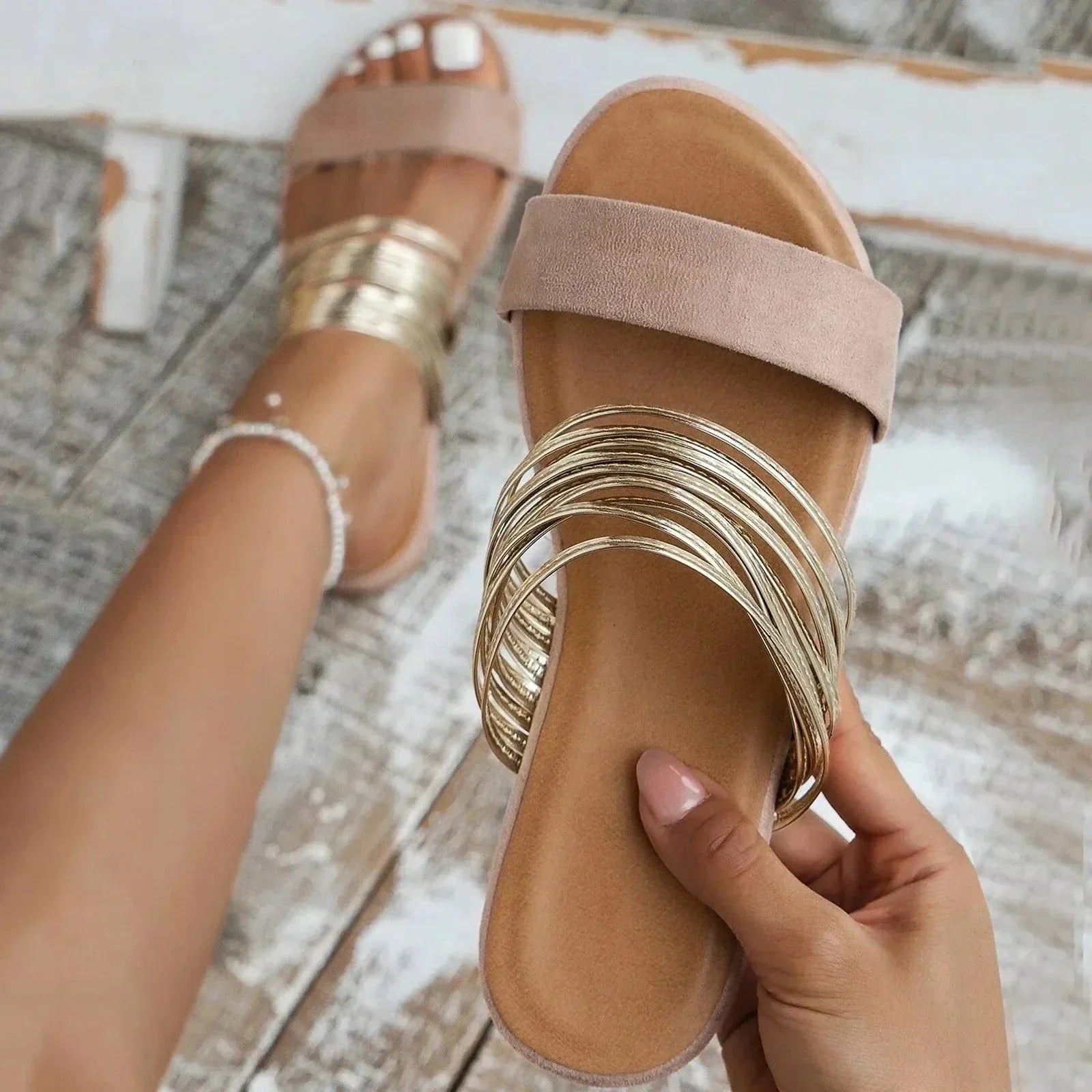 Γυναικεία καλοκαιρινά σανδάλια τύπου slip-on με επίπεδη σόλα