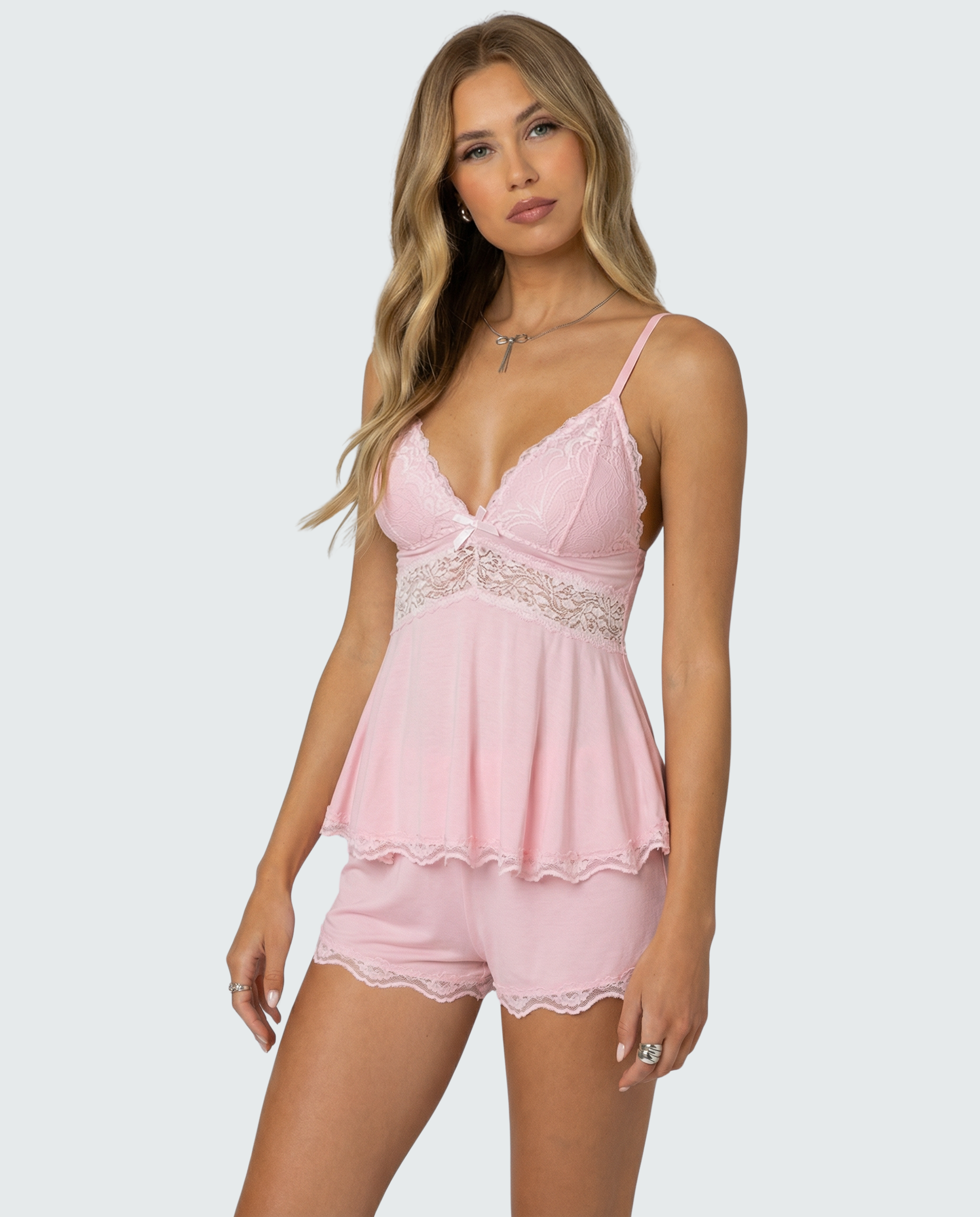 Ensemble de nuit pour femme avec caraco à dentelle et ourlet à volants