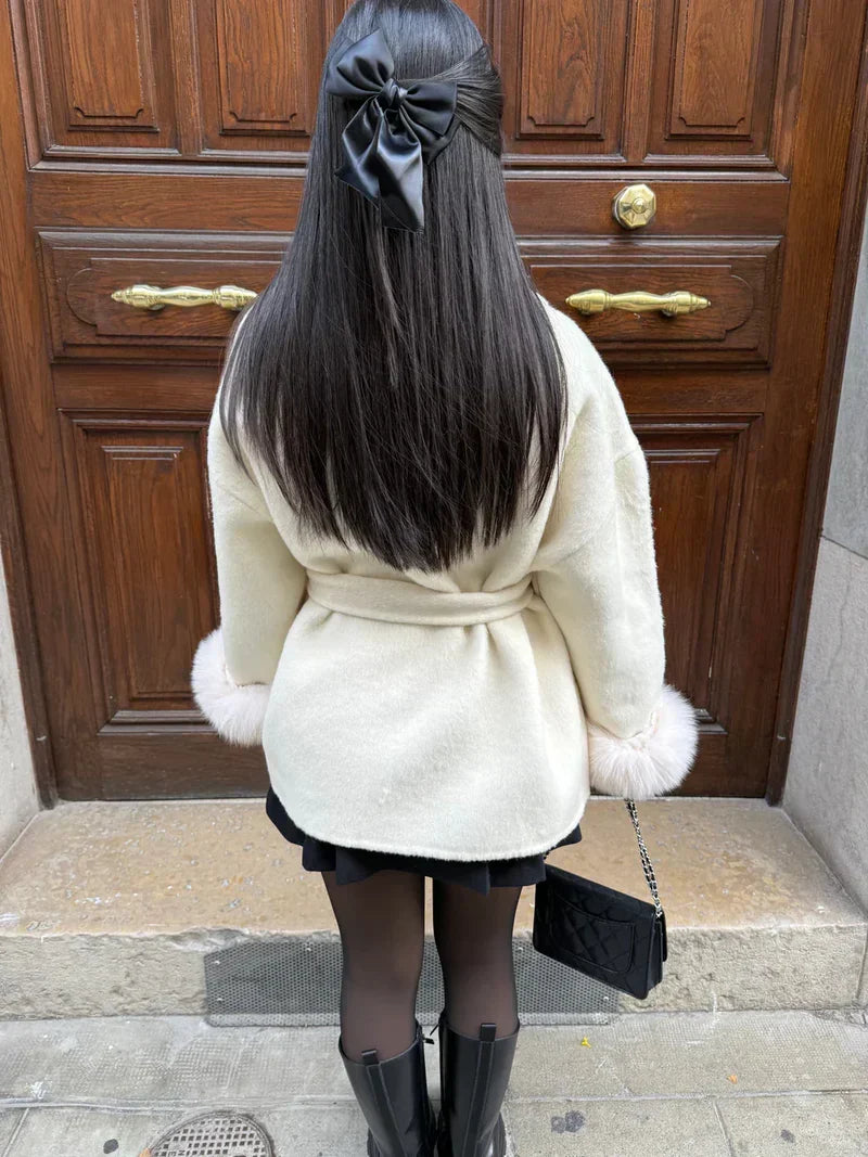 Cappotto avvolgente da donna con cintura e rifinitura in pelliccia sintetica