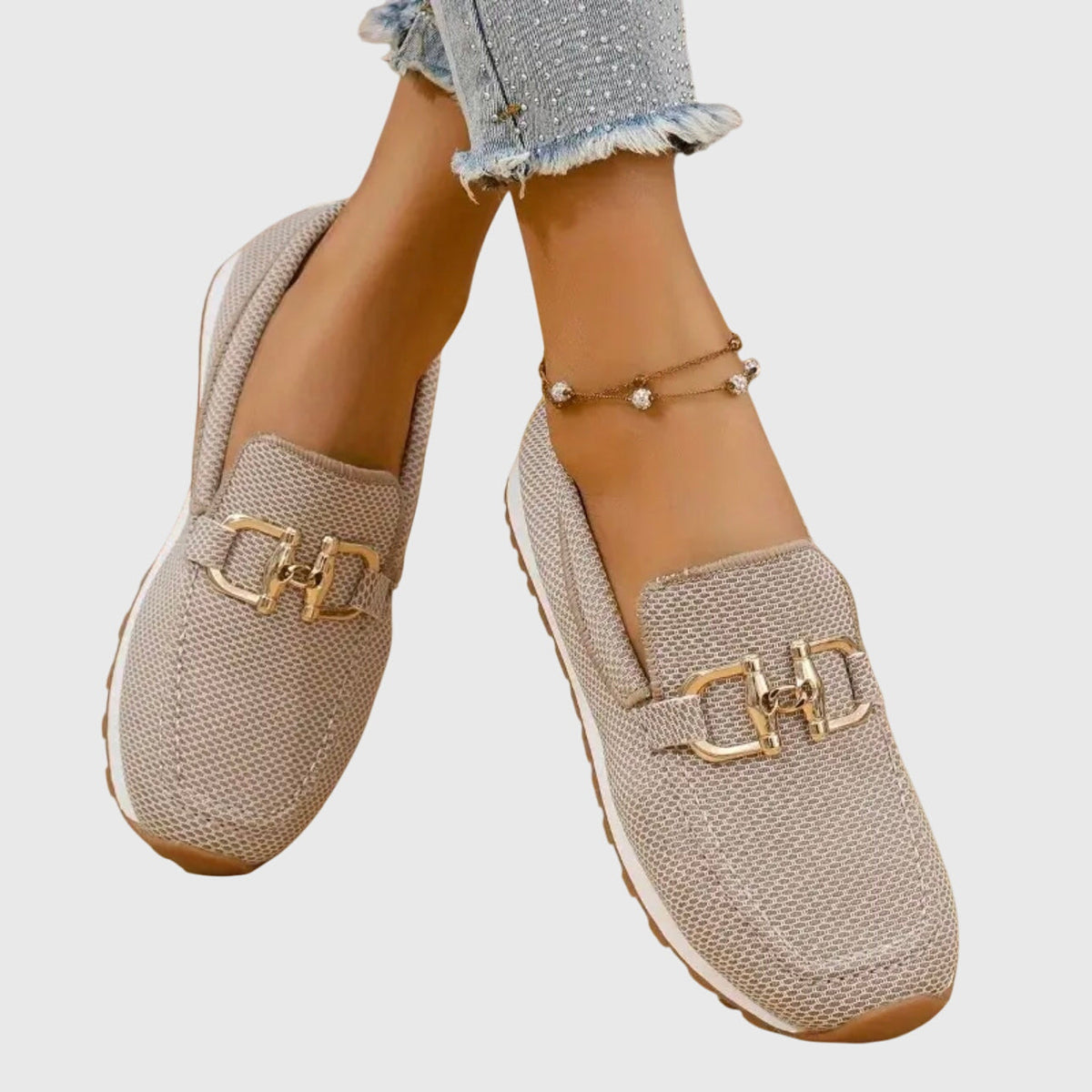 Γυναικεία μοκασίνια slip-on με διακοσμητική χρυσή αγκράφα