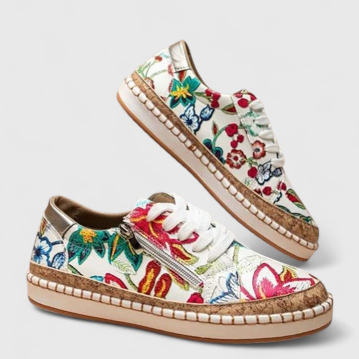 Sneakers da donna con stampa floreale, suola platform e allacciatura.