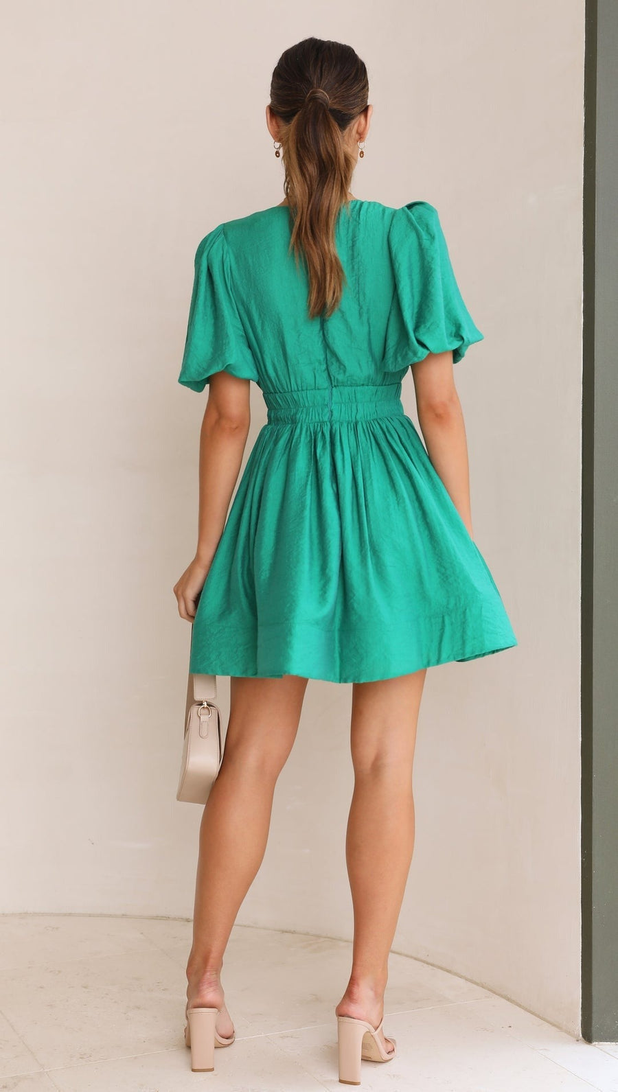 Robe mini patineuse pour femme avec col en V profond et manches bouffantes