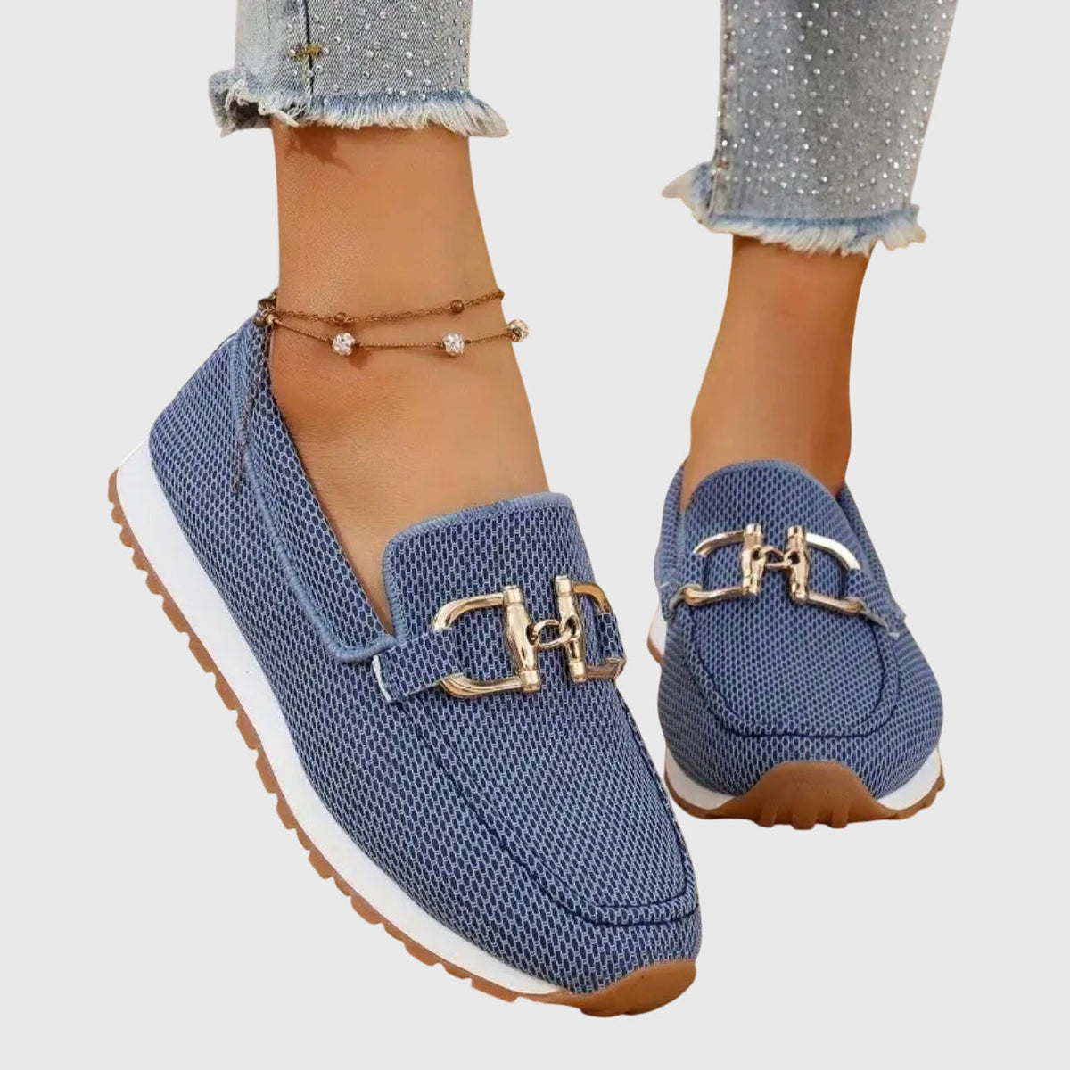 Γυναικεία μοκασίνια slip-on με διακοσμητική χρυσή αγκράφα