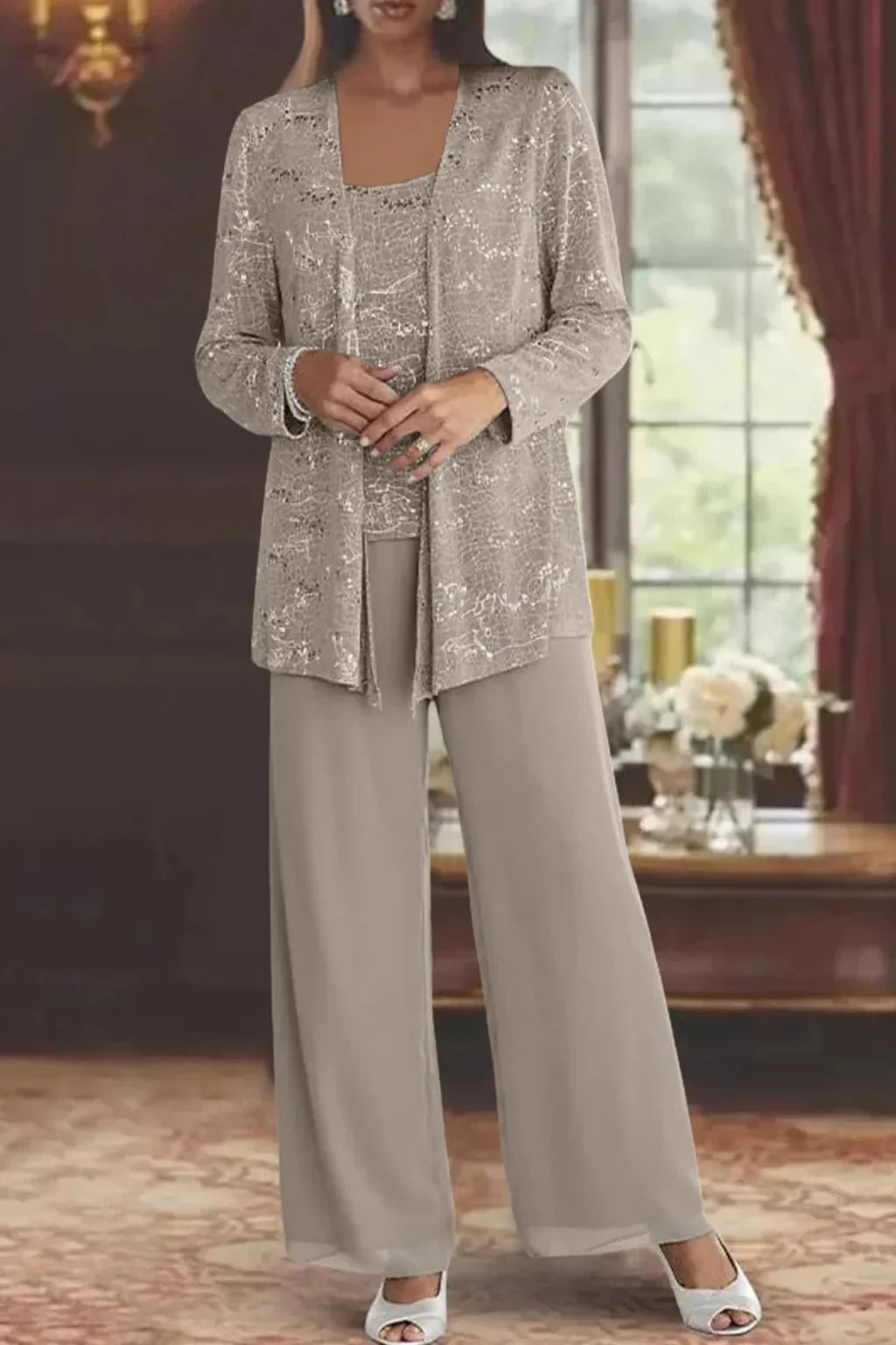 Completo elegante da donna con pizzo e paillettes, pantaloni a gamba larga, per invitate a un matrimonio