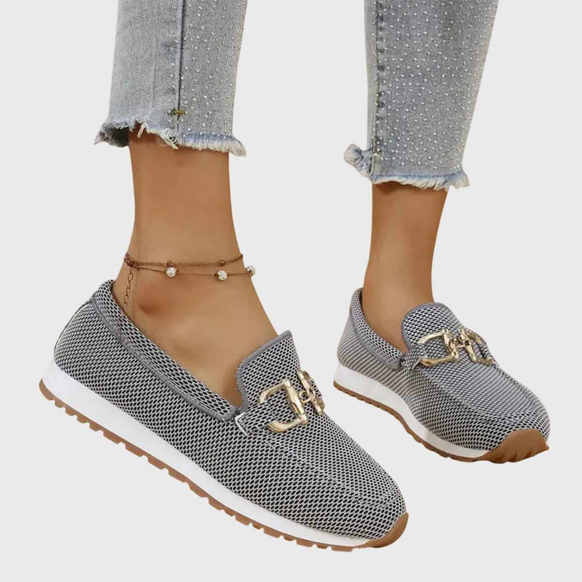 Γυναικεία μοκασίνια slip-on με διακοσμητική χρυσή αγκράφα
