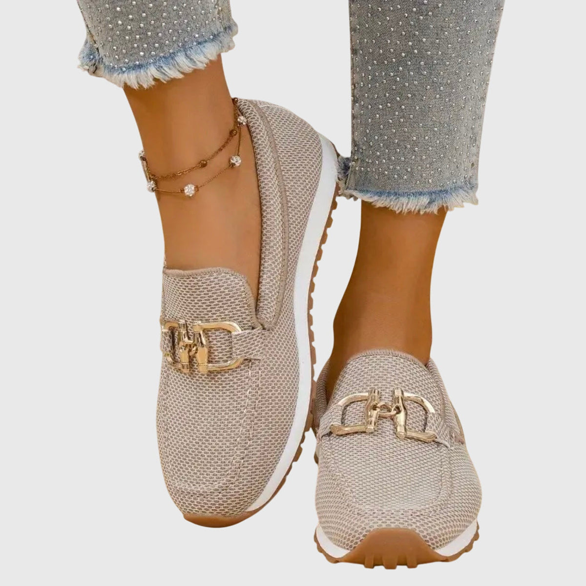 Γυναικεία μοκασίνια slip-on με διακοσμητική χρυσή αγκράφα
