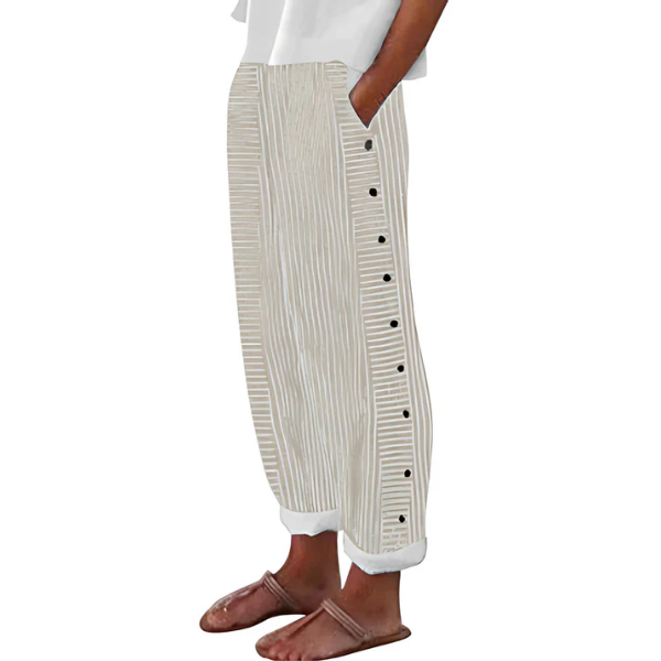 Pantaloni capri da donna a righe con dettaglio di bottoni