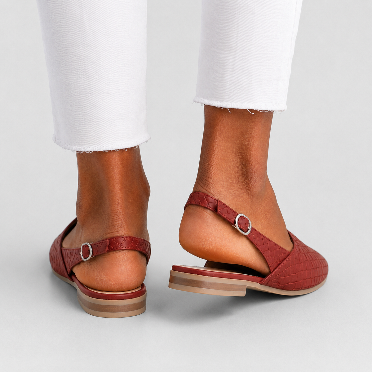 Sandali bassi da donna intrecciati con cinturino slingback