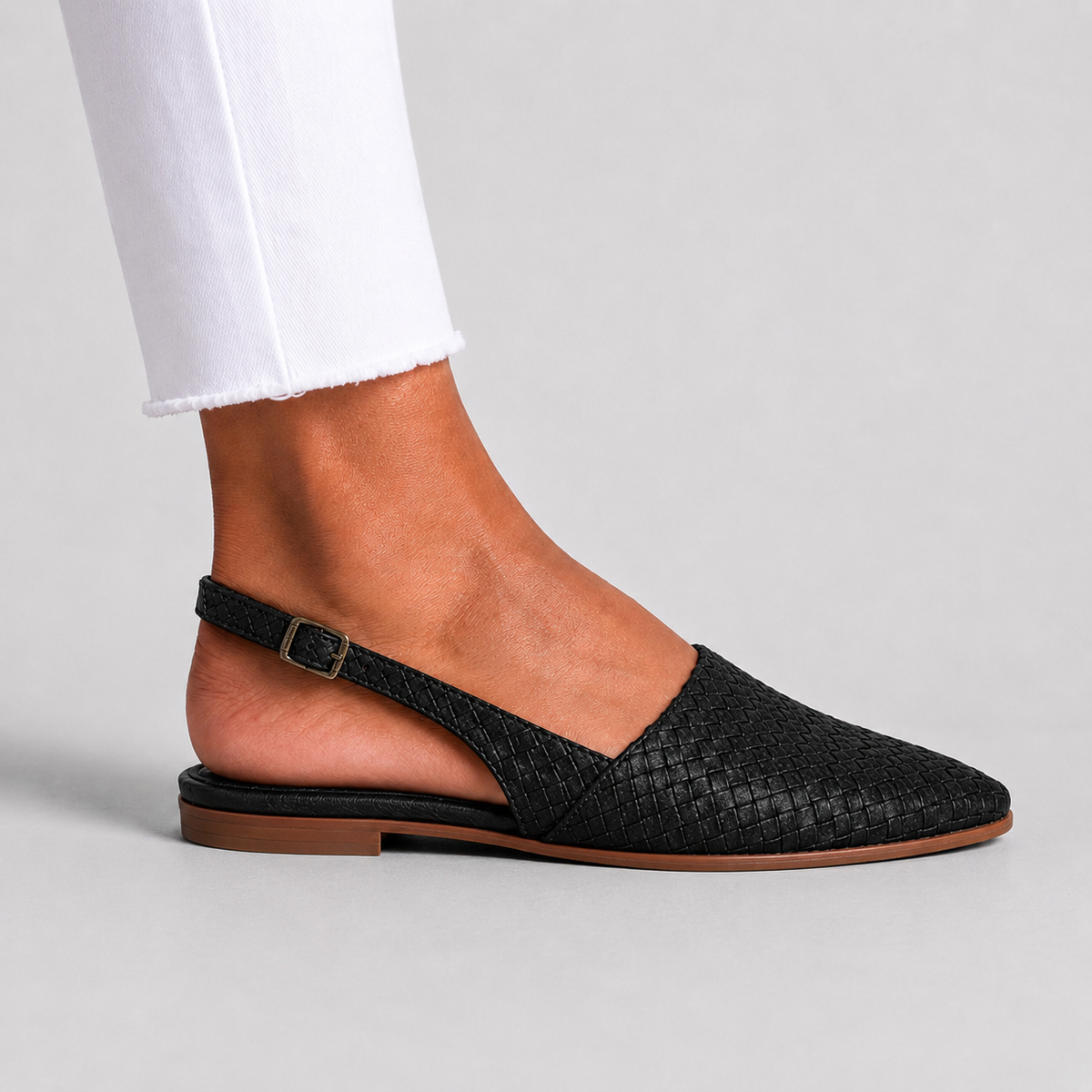 Sandali bassi da donna intrecciati con cinturino slingback