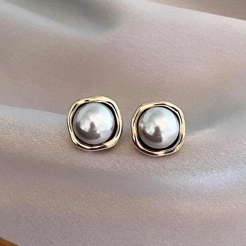 Lynn - Pearl Stud Earrings