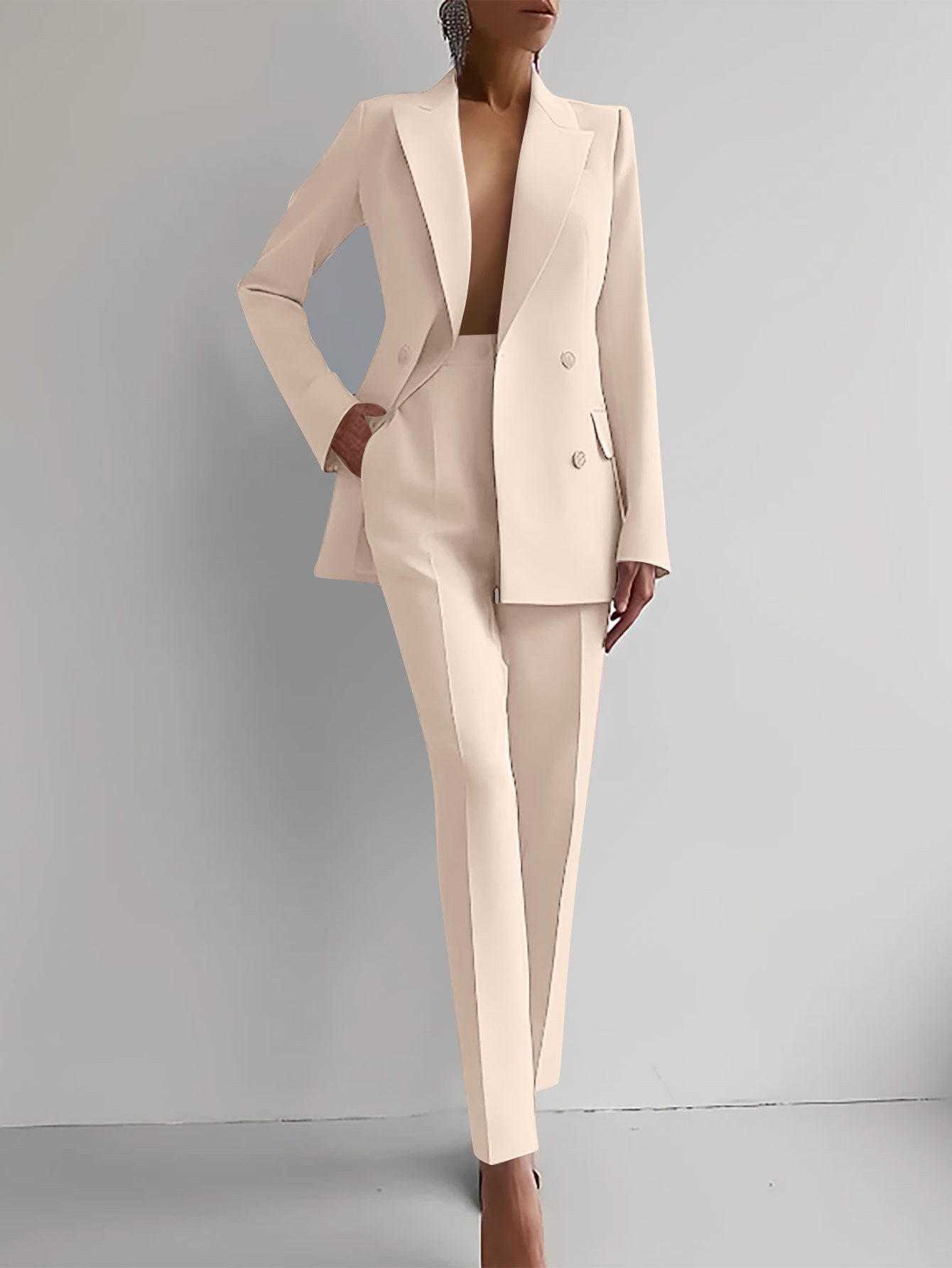 Completo da donna con blazer doppiopetto e pantaloni sartoriali