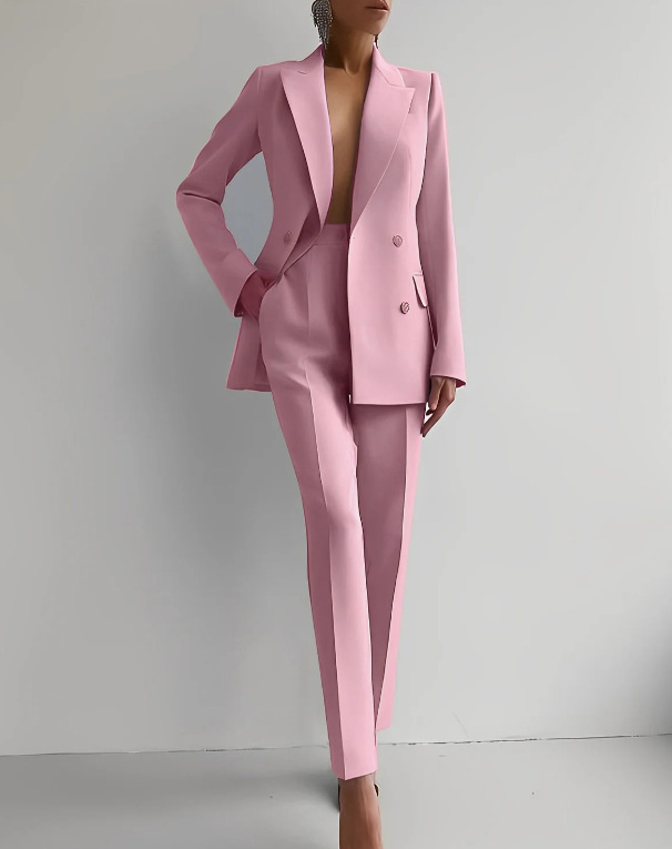 Completo da donna con blazer doppiopetto e pantaloni sartoriali