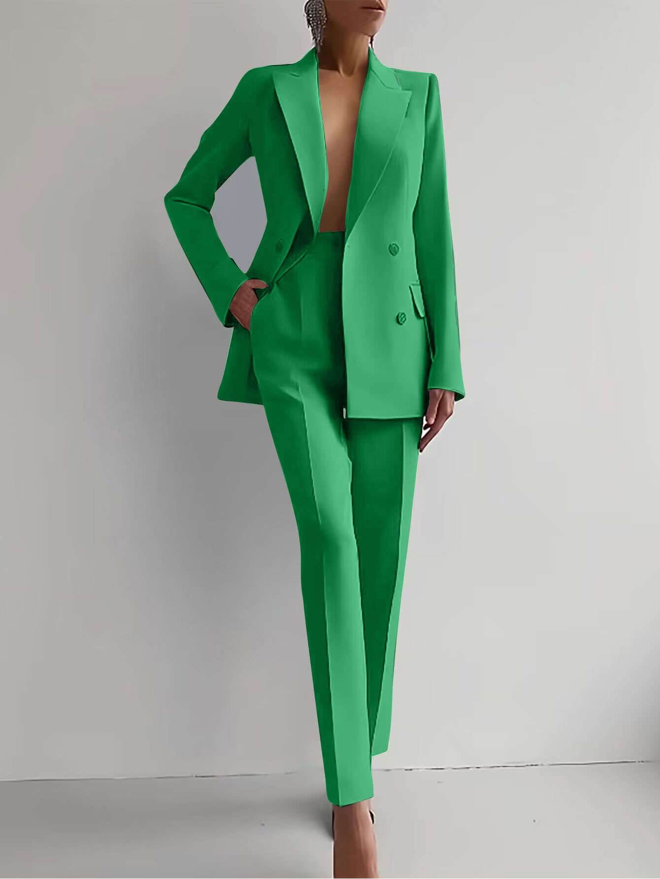 Completo da donna con blazer doppiopetto e pantaloni sartoriali