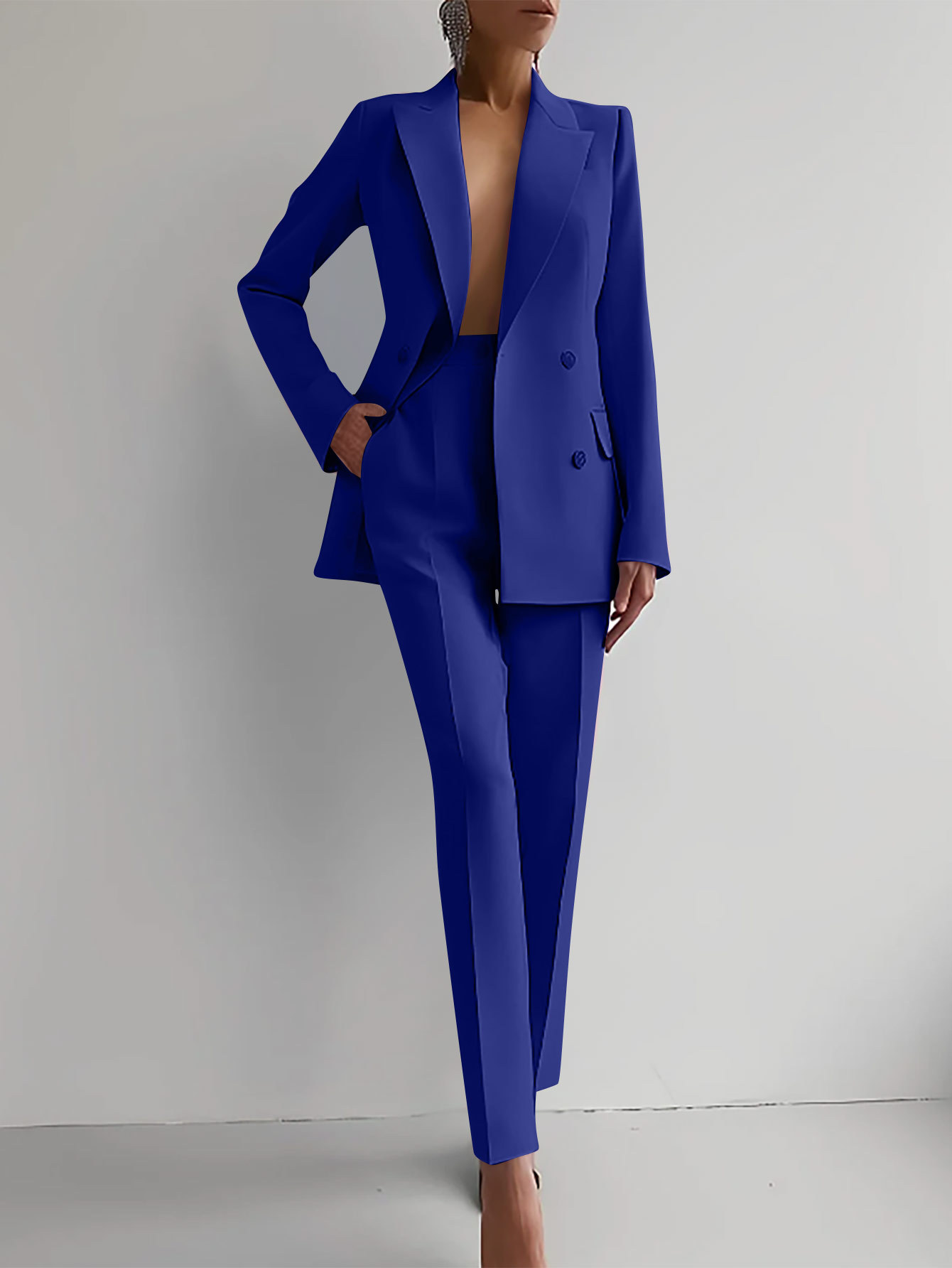 Completo da donna con blazer doppiopetto e pantaloni sartoriali