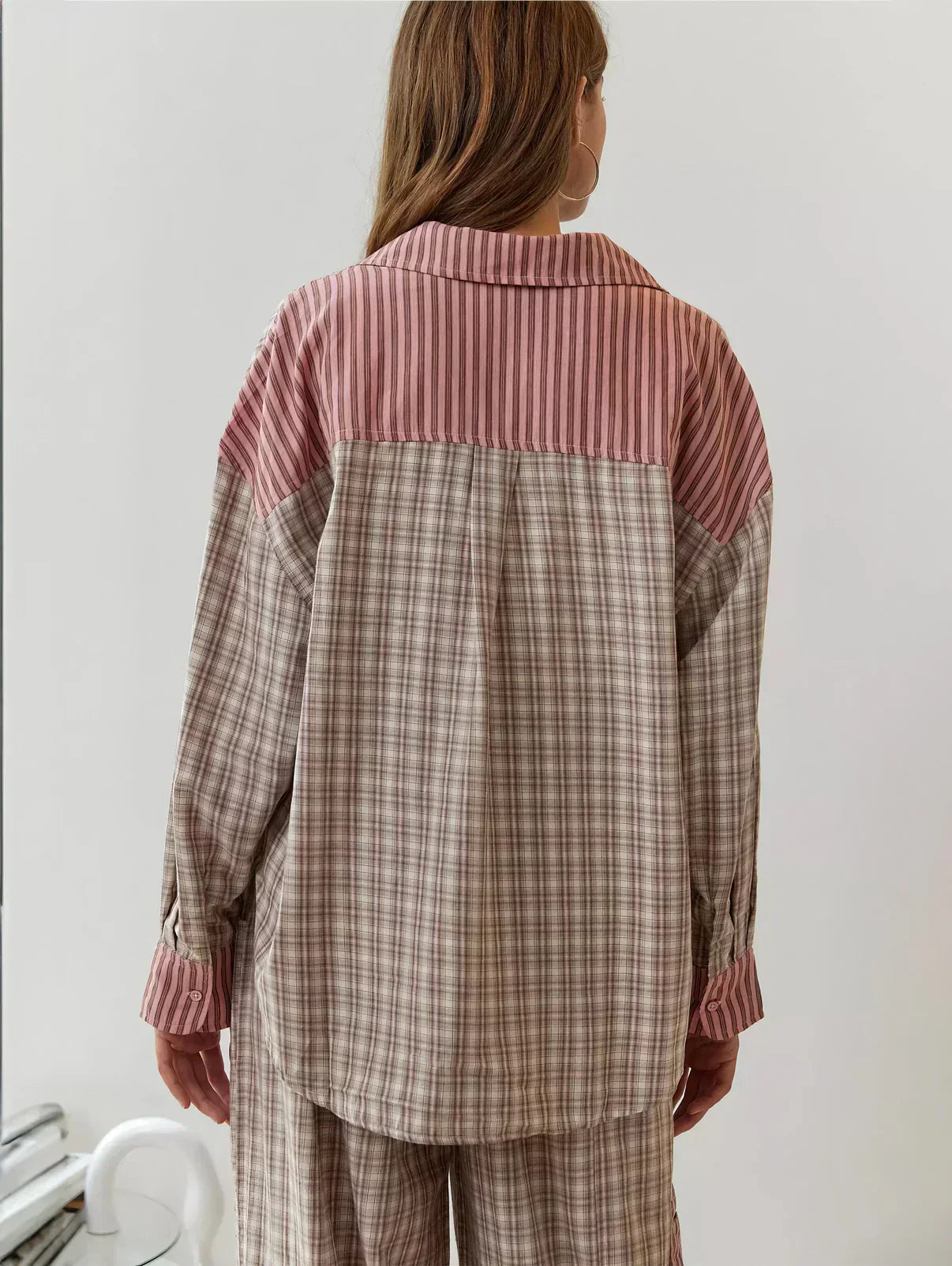 Conjunto de descanso para mujer a cuadros con camisa oversize y pantalones