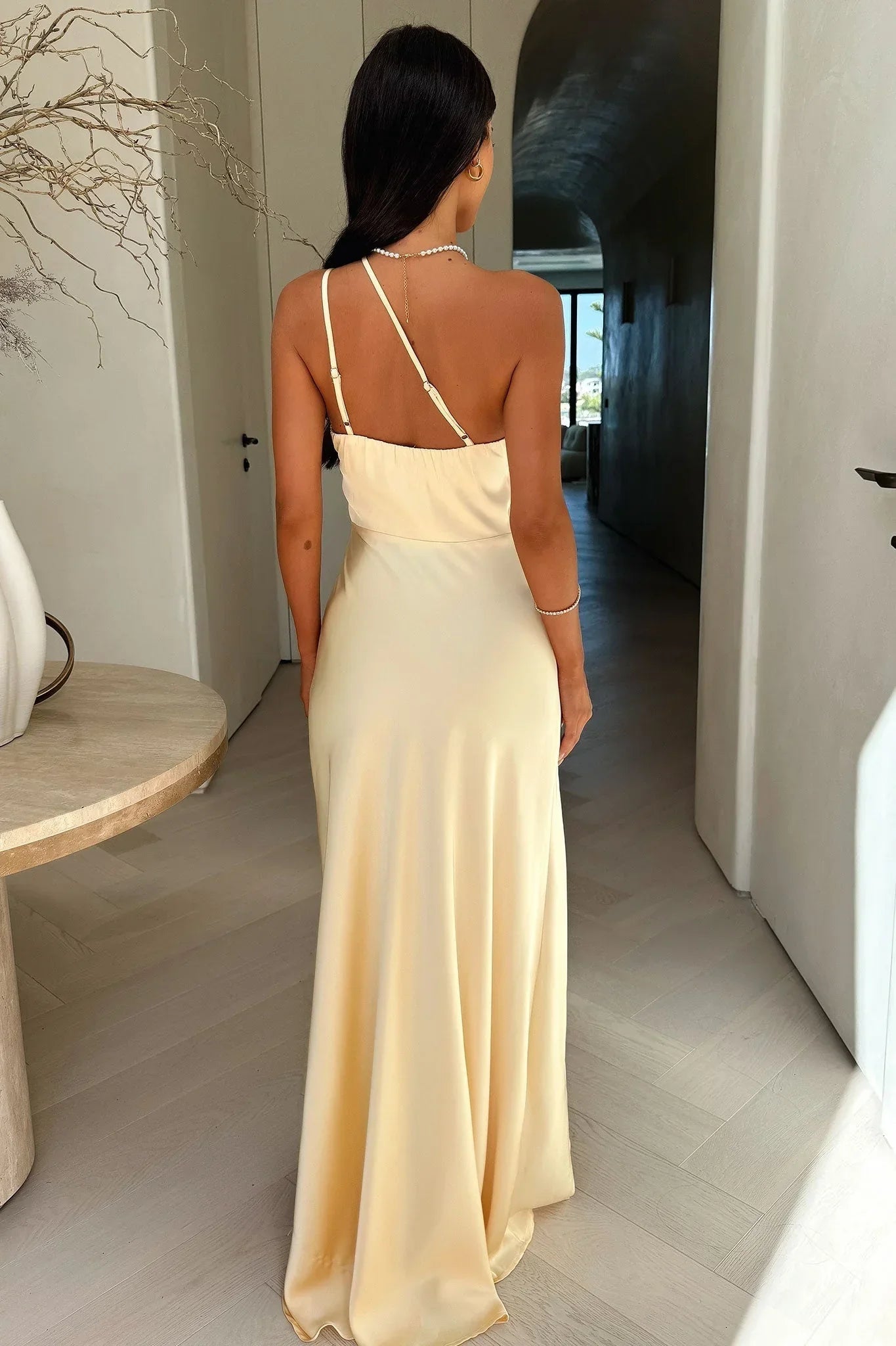 Robe maxi asymétrique fendue beige pour femmes
