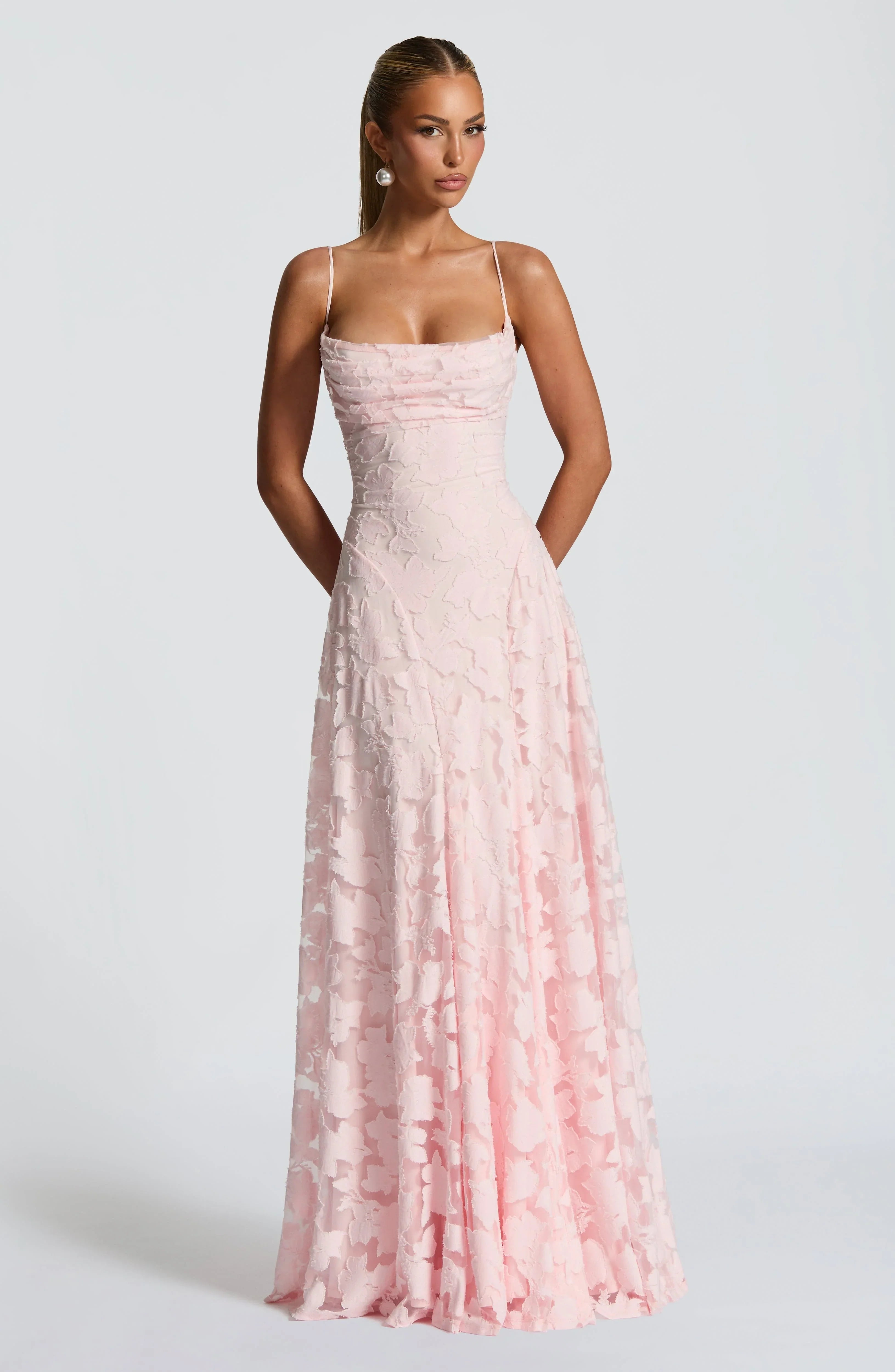 Robe maxi fleurie à fines bretelles pour femmes