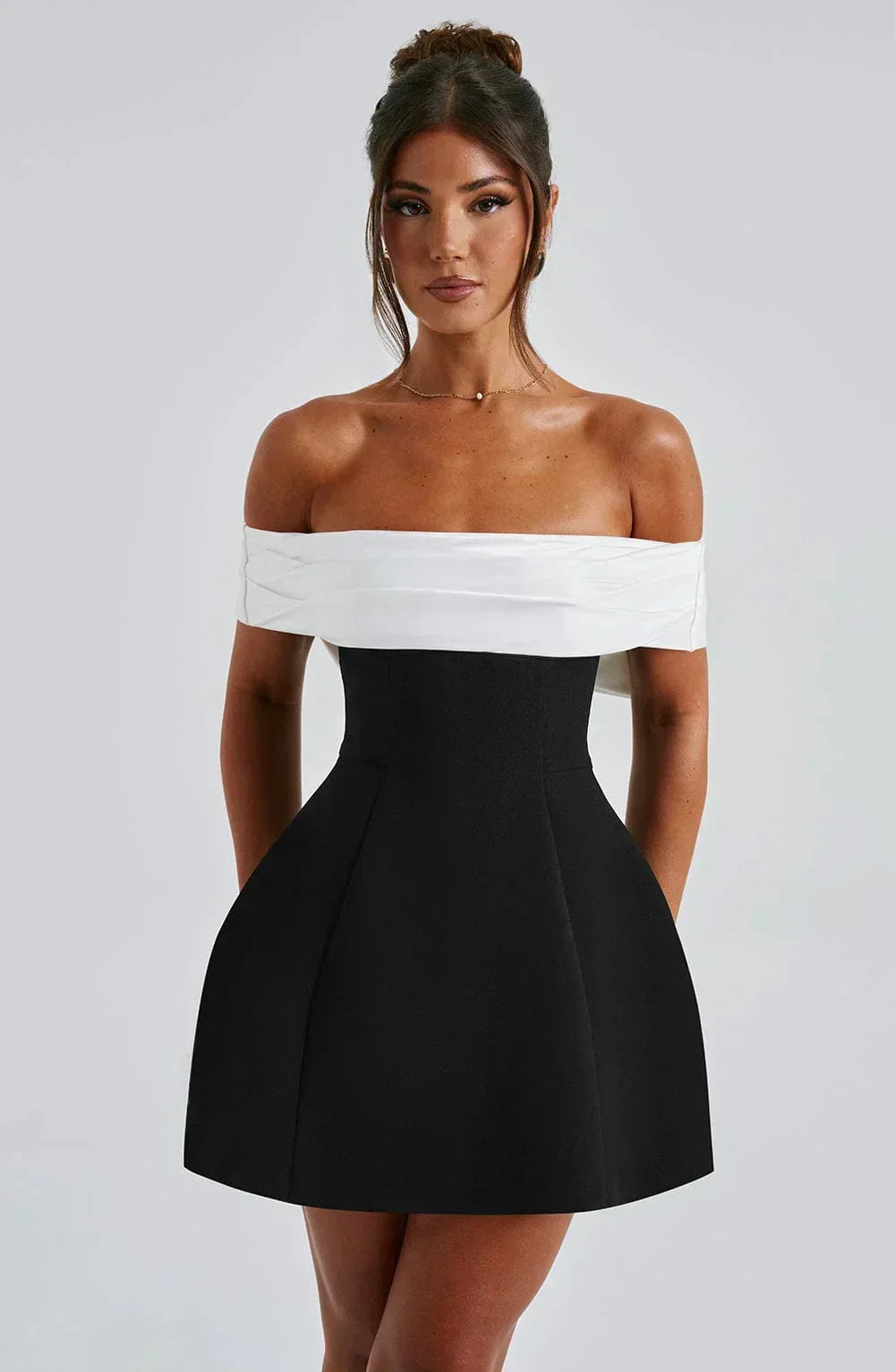Robe mini élégante à épaules dénudées avec nœud dans le dos et contraste pour femmes