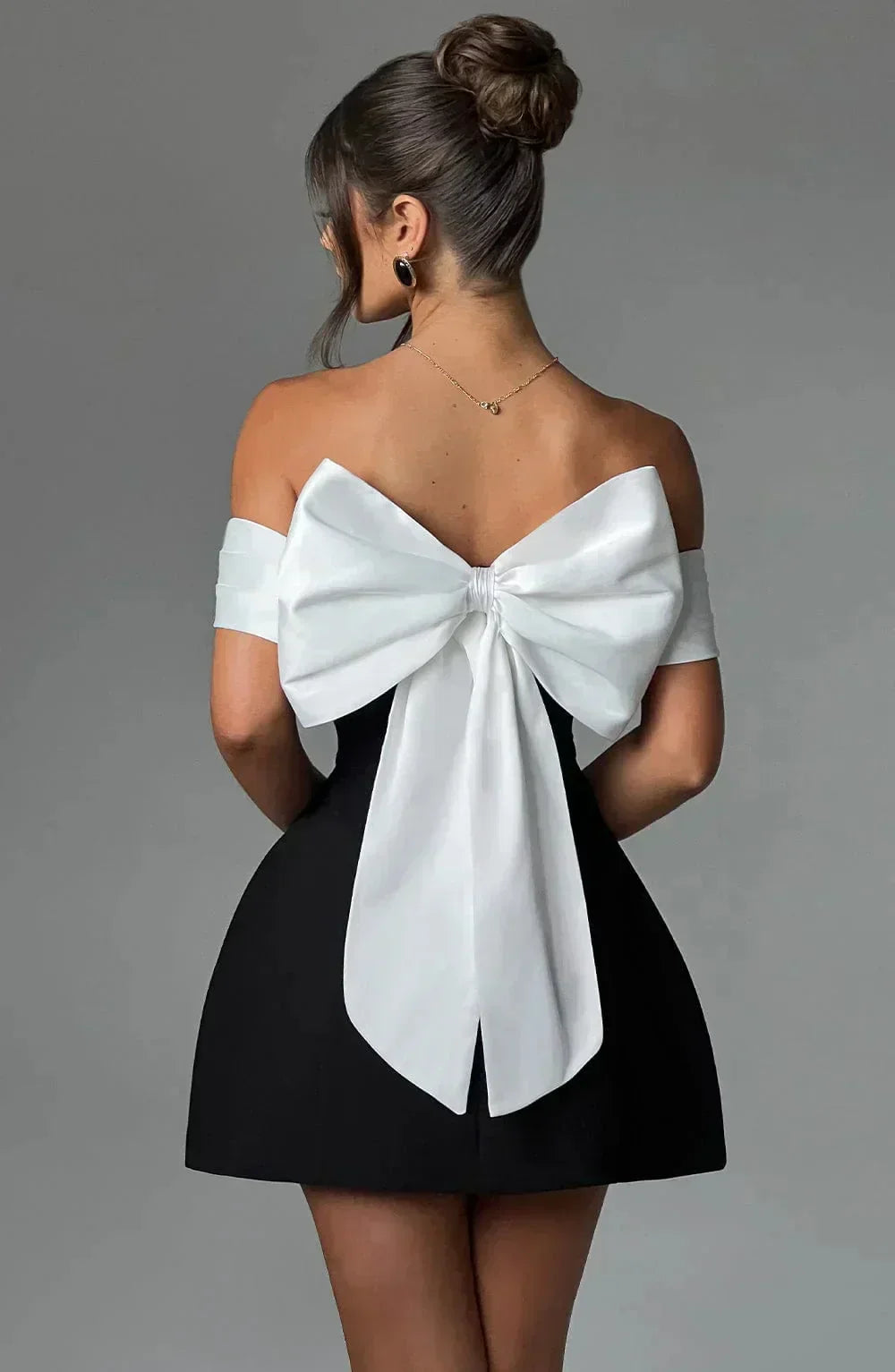 Robe mini élégante à épaules dénudées avec nœud dans le dos et contraste pour femmes