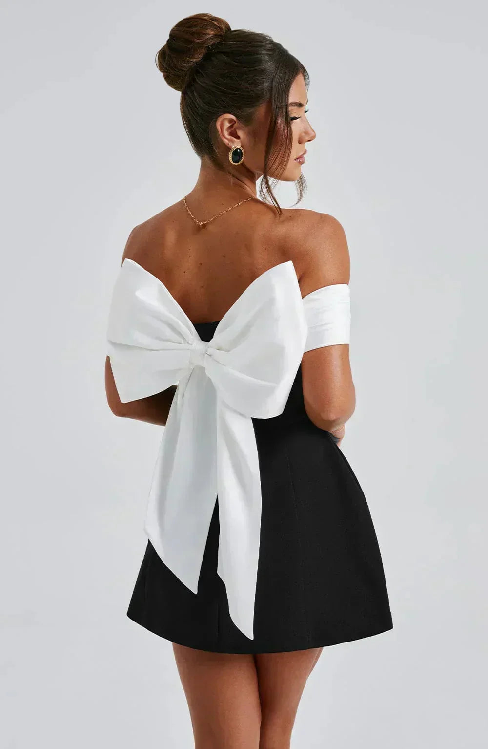 Robe mini élégante à épaules dénudées avec nœud dans le dos et contraste pour femmes