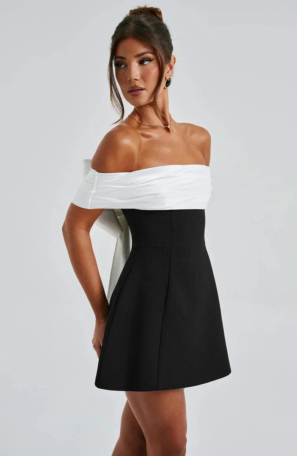 Robe mini élégante à épaules dénudées avec nœud dans le dos et contraste pour femmes