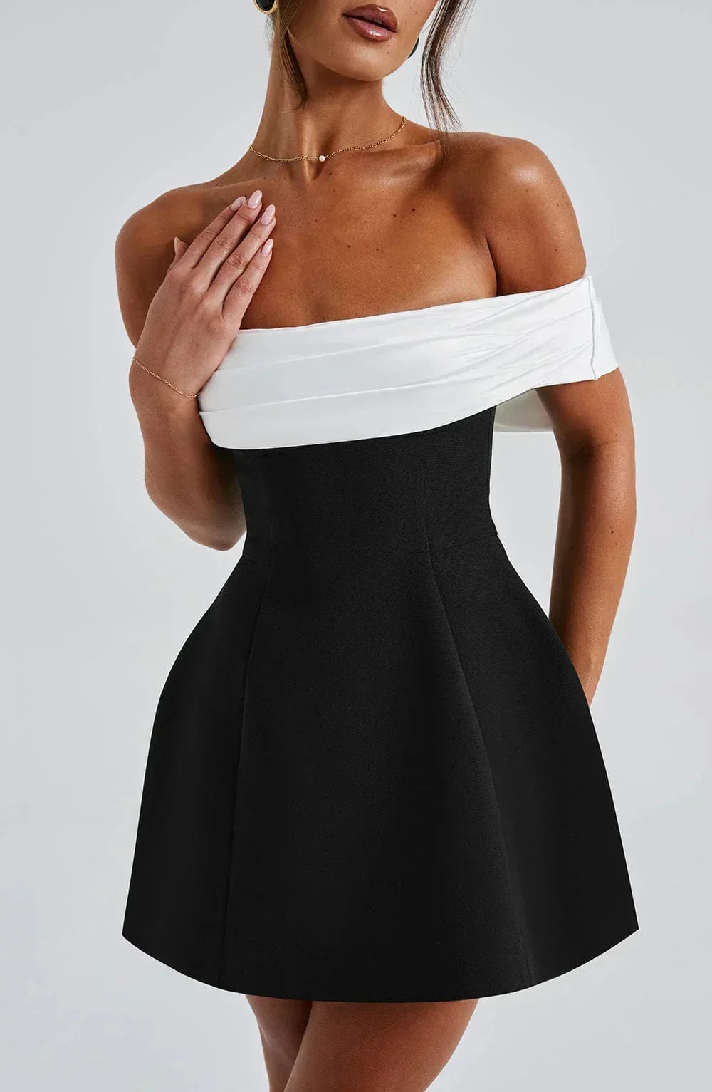 Robe mini élégante à épaules dénudées avec nœud dans le dos et contraste pour femmes