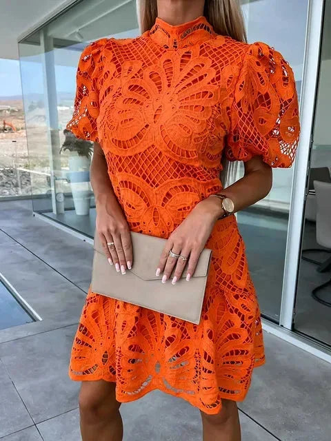 Robe mini fleurie en dentelle avec manches bouffantes pour femme
