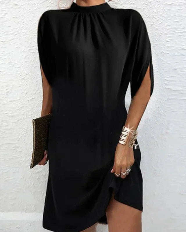 Robe courte à col montant avec manches cape et fente