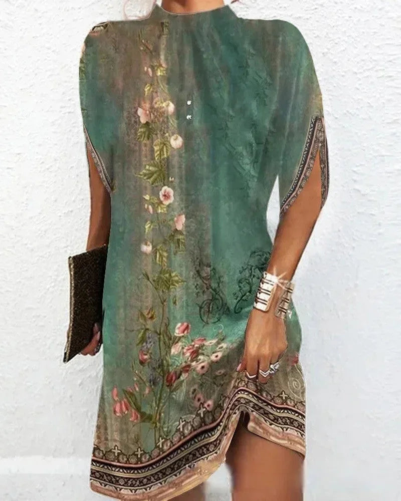 Robe courte à col montant avec manches cape et fente