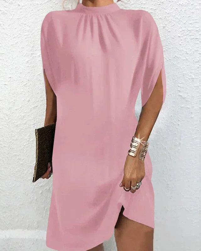 Robe courte à col montant avec manches cape et fente