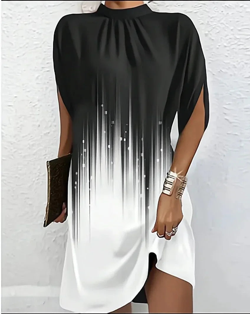 Robe courte à col montant avec manches cape et fente