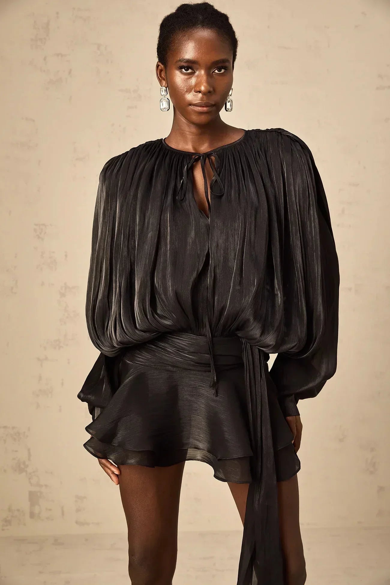 Robe courte à manches ballon drapées avec ourlet à volants